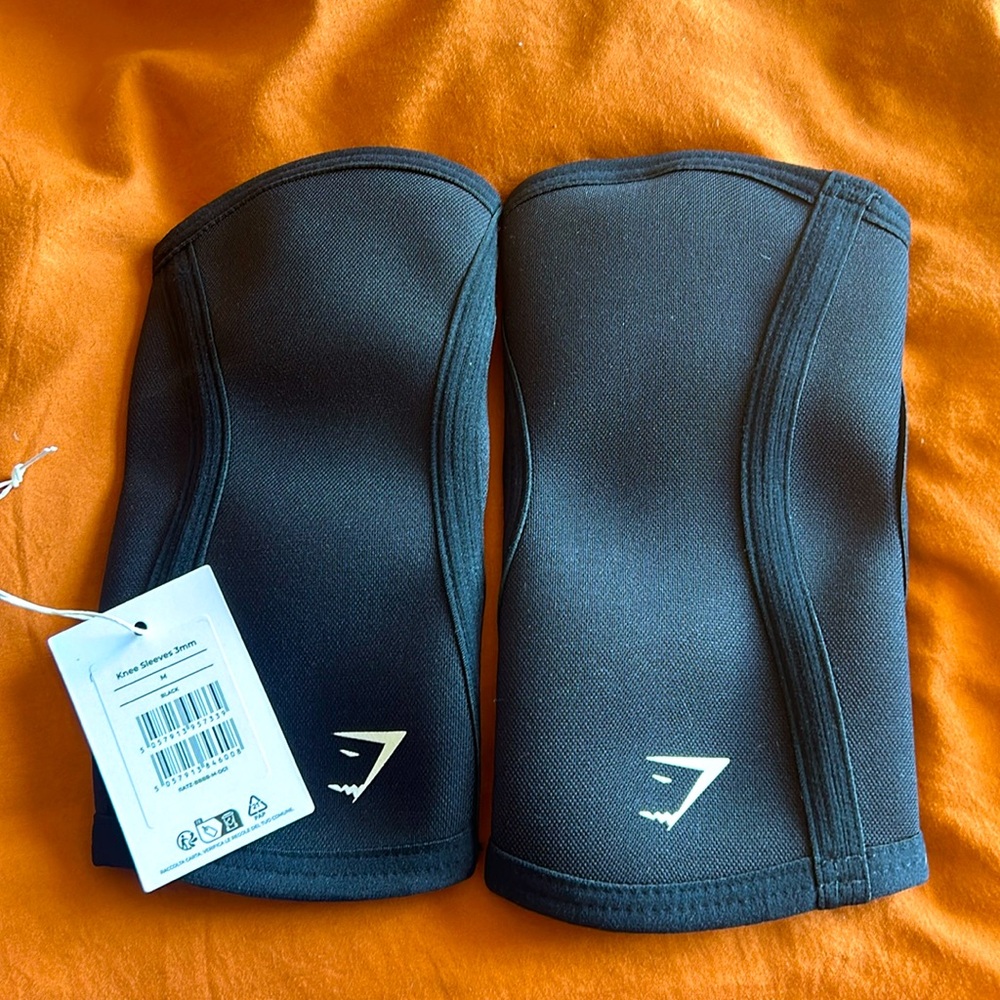 Gymshark M knee sleeves
